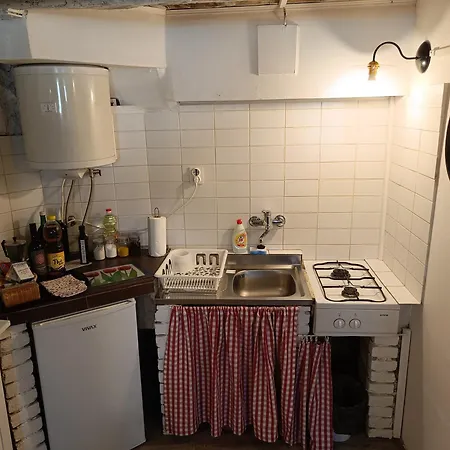 Apartment Hobbit House Lubenice